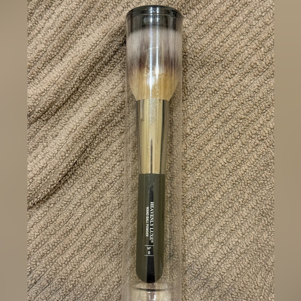 NWT IT COSMETICS POWDER BRUSH